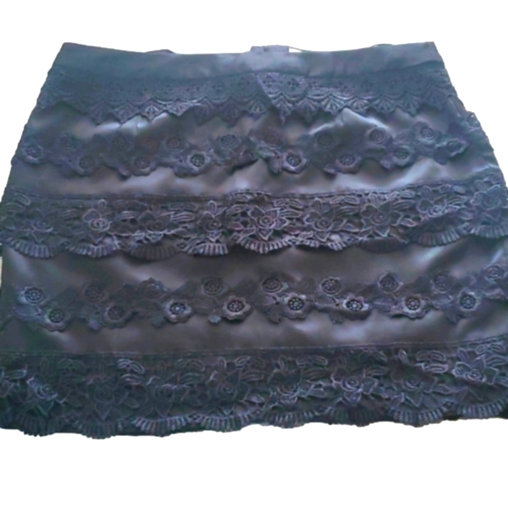 SANS Souci black lace over satin skirt ♥️